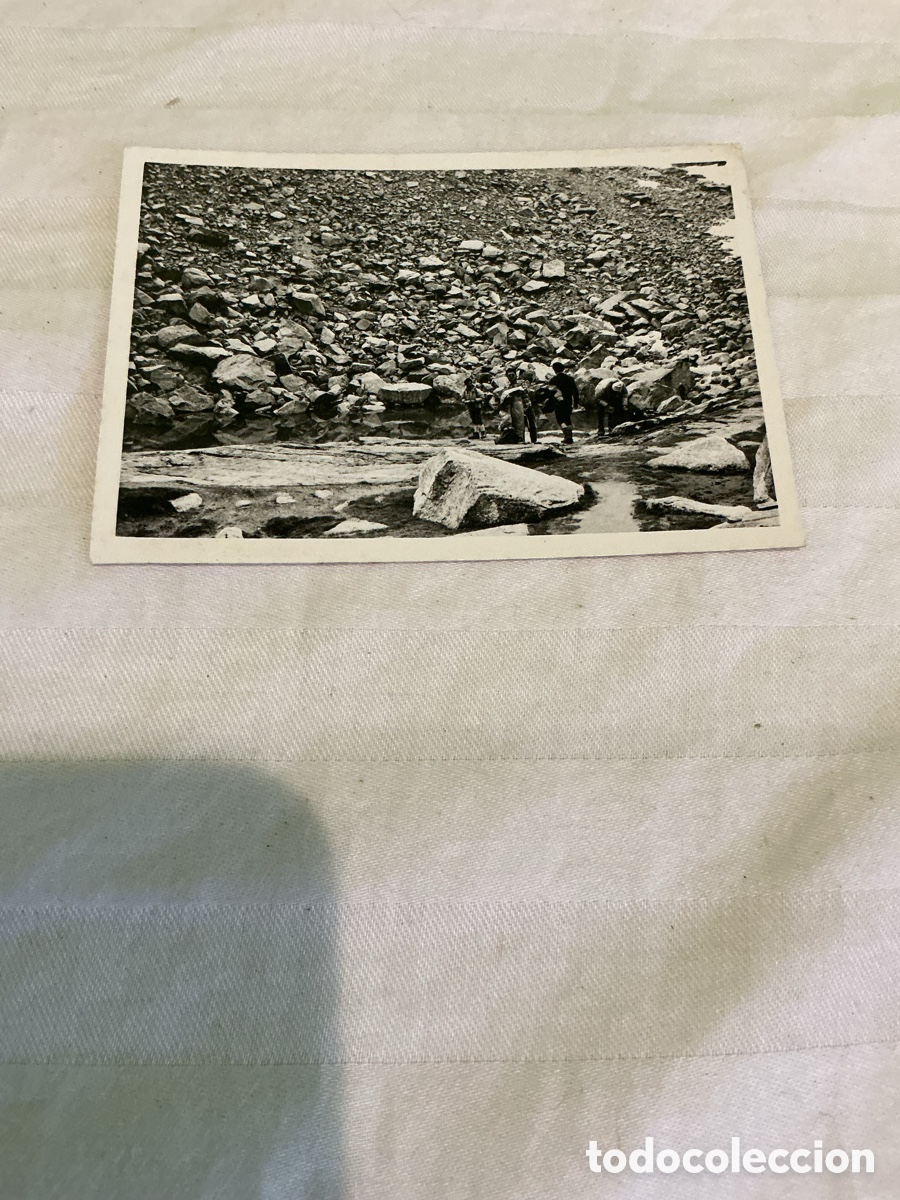 Fotograf&iacute;a antigua: Fotograf&iacute;a antigua excursionistas en paisaje rocoso de alta monta&ntilde;a &ndash; A&ntilde;os 30-50