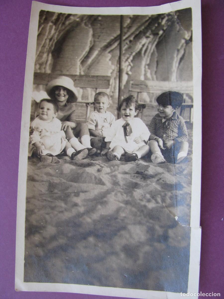 Fotograf&iacute;a antigua: FOTO ORIGINAL DEL A&Ntilde;O 1922. 13X8 CM. SAN SEBASTIAN, PLAYA CONCHA NI&Ntilde;OS