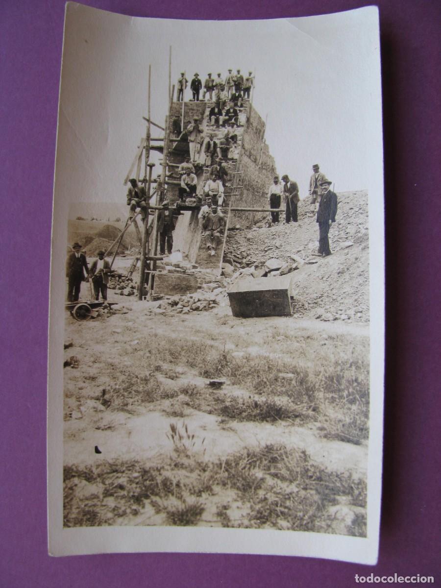 Fotograf&iacute;a antigua: FOTO ORIGINAL DEL A&Ntilde;O 1922. 11X6,5 CM. GRUPO PERSONAS, OBREROS, CONSTRUCCION, PAIS VASCO.