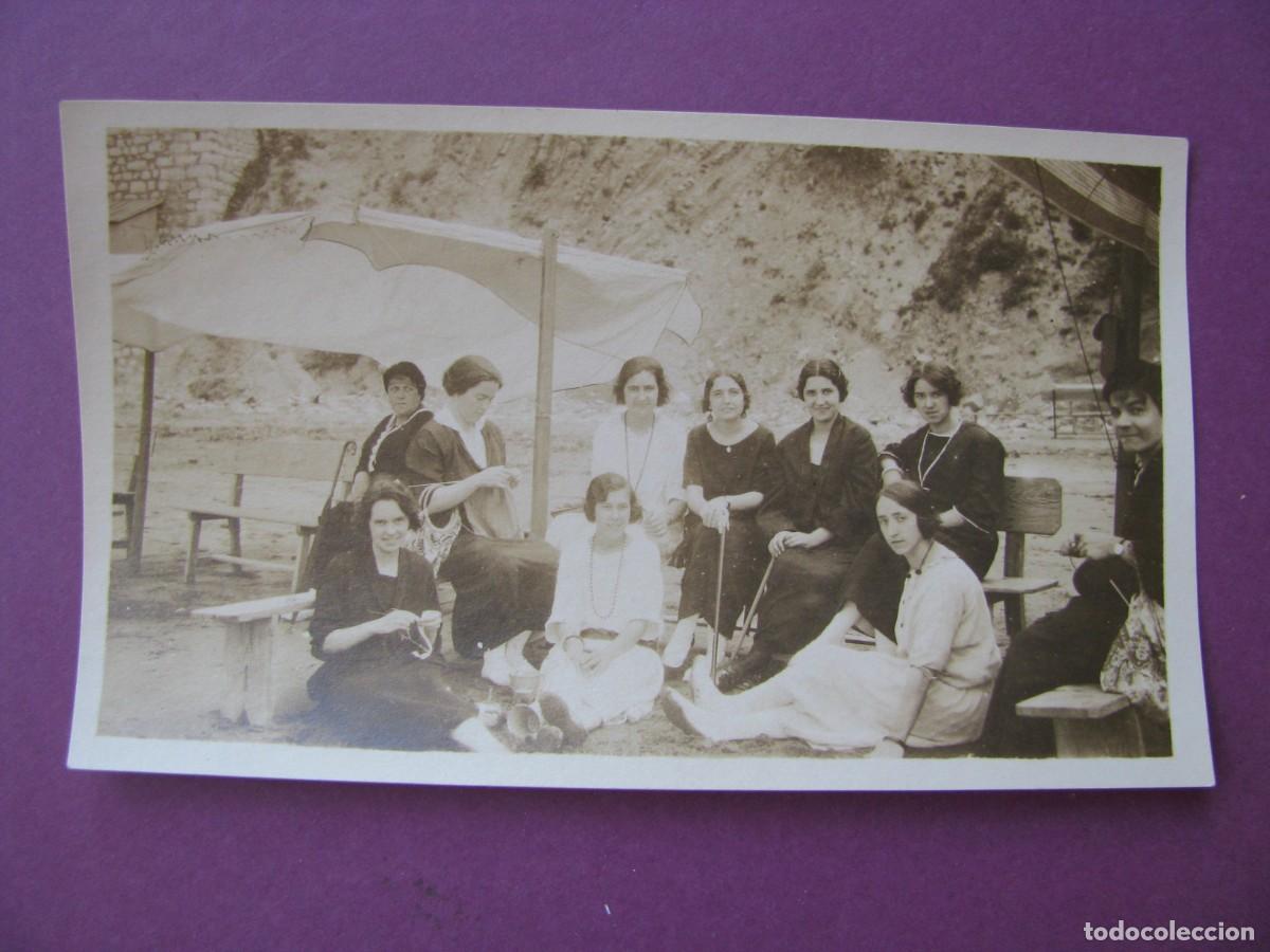Fotograf&iacute;a antigua: FOTO ORIGINAL DEL A&Ntilde;O 1922. 11X6,5 CM. GRUPO DE MUJERES. PAIS VASCO.