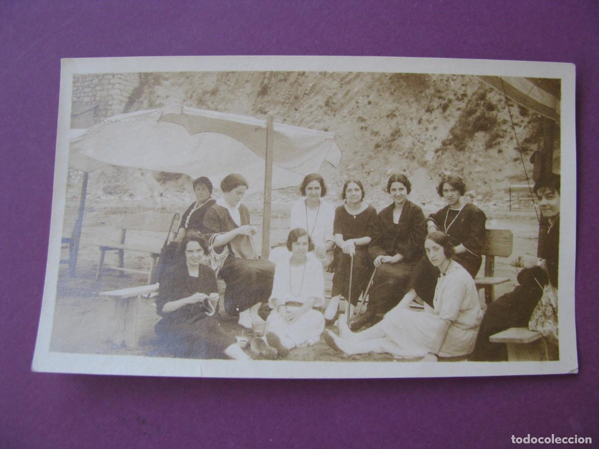 Fotograf&iacute;a antigua: FOTO ORIGINAL DEL A&Ntilde;O 1922. 11X6,5 CM. GRUPO DE MUJERES. PAIS VASCO.