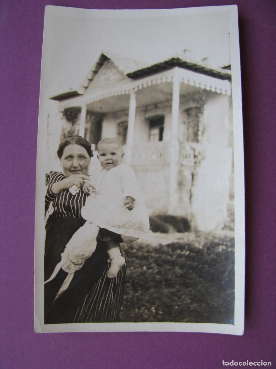 Fotograf&iacute;a antigua: FOTO ORIGINAL DEL A&Ntilde;O 1922. 11X6,5 CM. UNA MUJER CON UN BEB&Eacute;. PAIS VASCO.