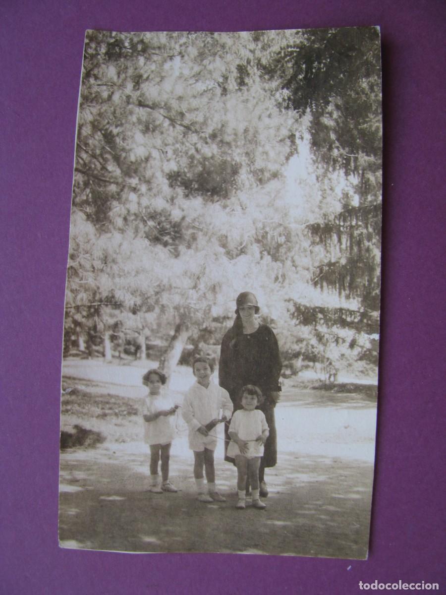 Fotograf&iacute;a antigua: FOTO ORIGINAL DEL A&Ntilde;O 1922. 11X6,5 CM. UNA MUJER CON NI&Ntilde;OS. PAIS VASCO.