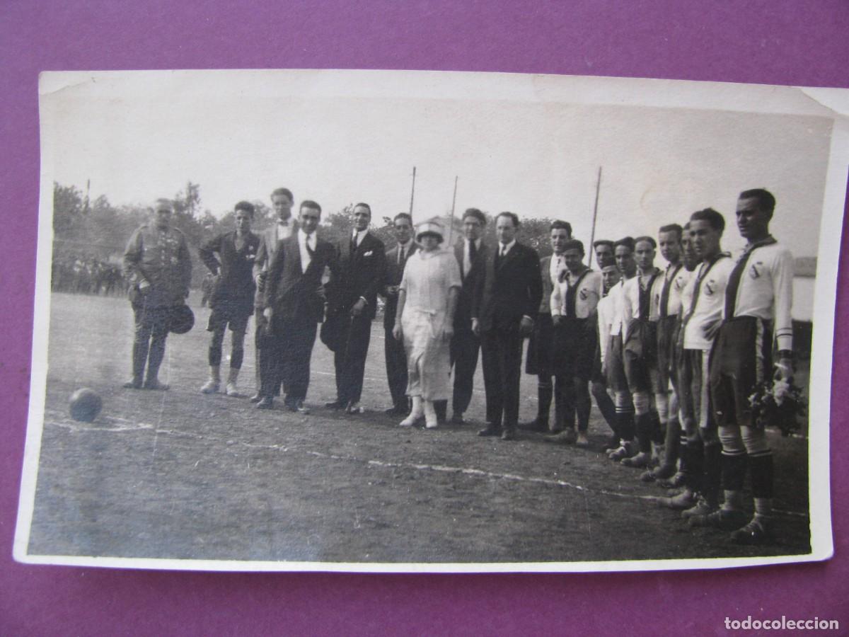 Fotograf&iacute;a antigua: 2 FOTOS DEL A&Ntilde;O 1922. PAIS VASCO. FUTBOL. SAQUE DE HONOR, AUTORIDADES. 11X6,5 Y 8X6 CM