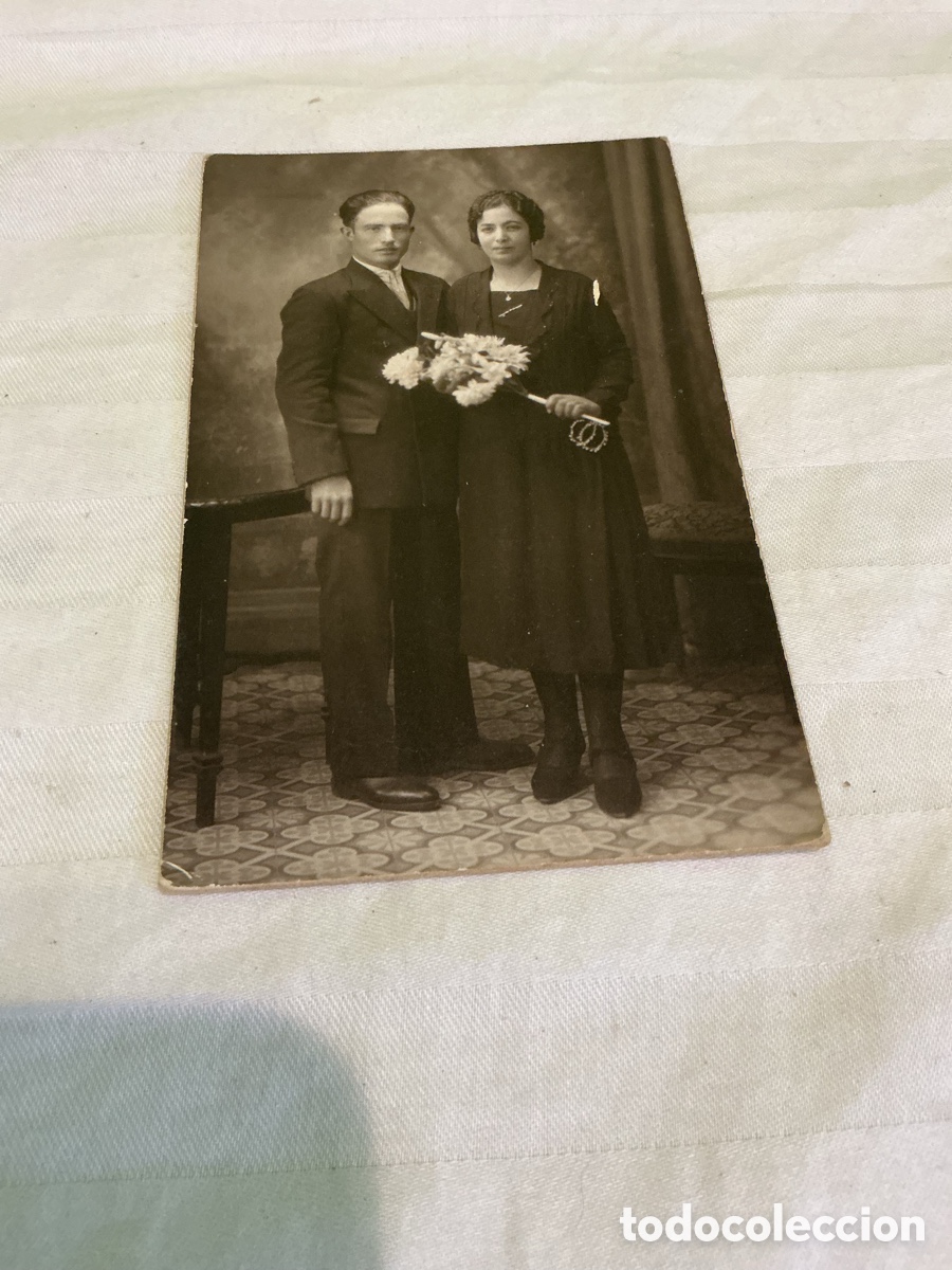 Fotograf&iacute;a antigua: Antigua fotograf&iacute;a postal de pareja elegante con ramo de flores &ndash; Principios siglo XX