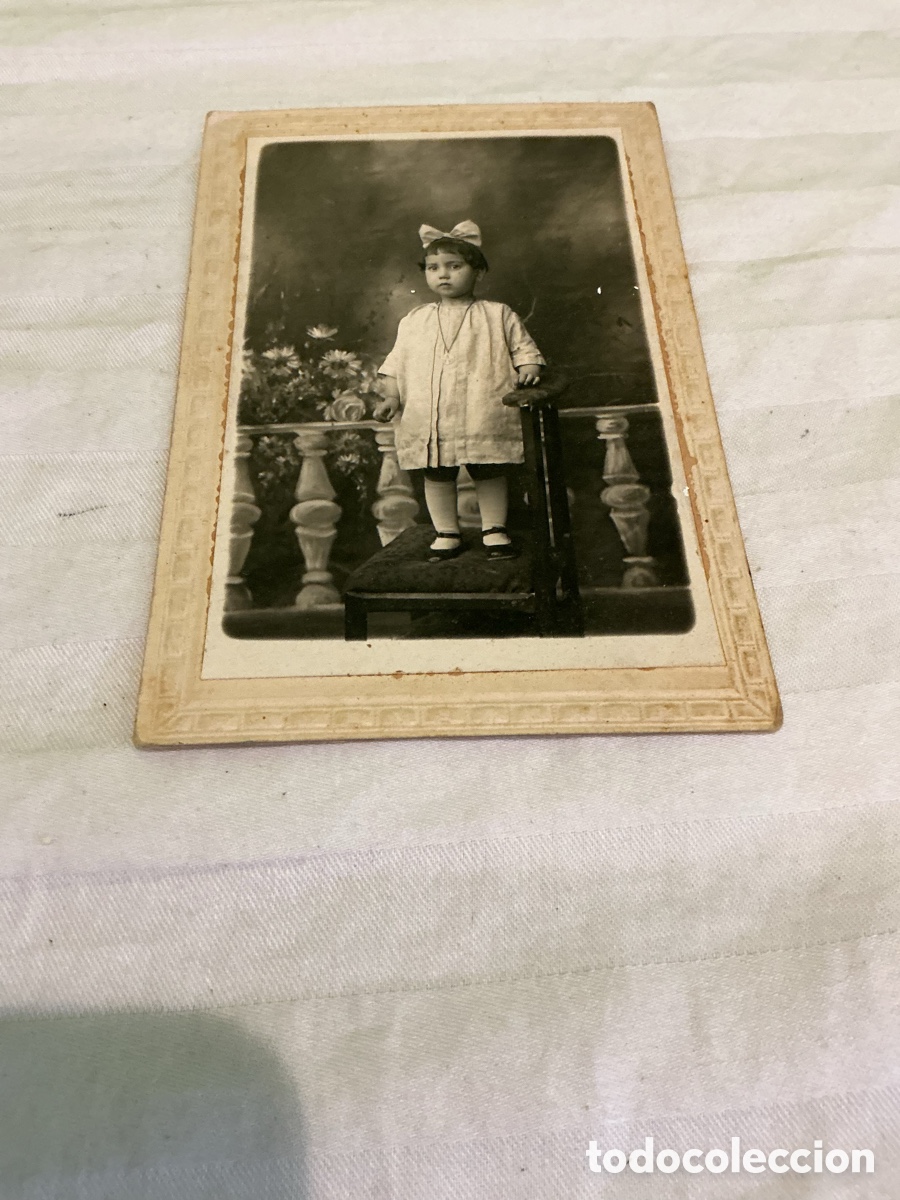 Fotograf&iacute;a antigua: Antigua fotograf&iacute;a postal de ni&ntilde;a con lazo &ndash; Retrato infantil principios siglo XX