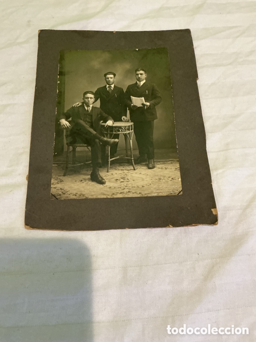 Fotograf&iacute;a antigua: Antigua fotograf&iacute;a de tres caballeros elegantes &ndash; Retrato de estudio principios siglo XX