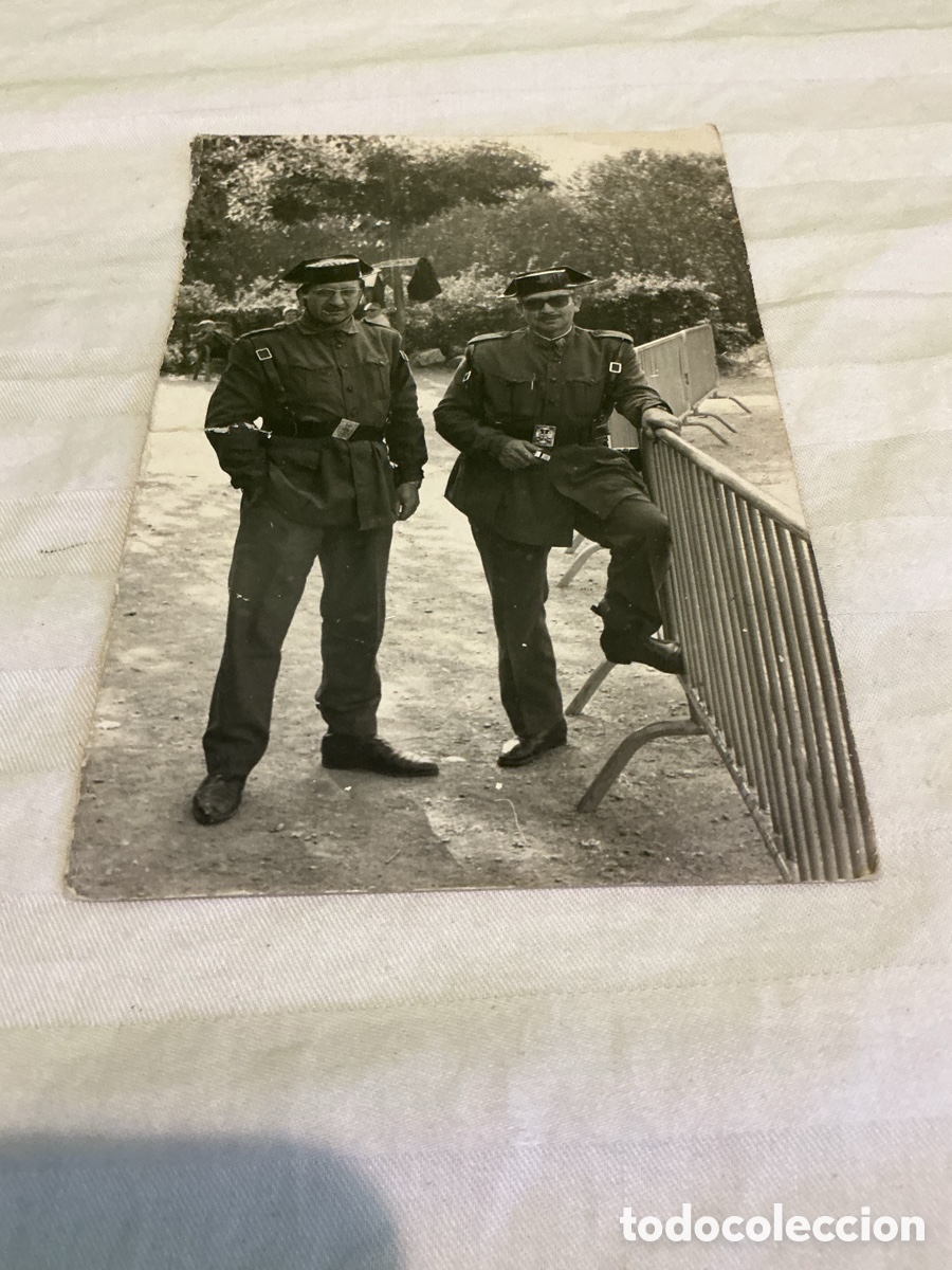 Fotograf&iacute;a antigua: Antigua fotograf&iacute;a militar de dos soldados con uniforme y boina &ndash; Espa&ntilde;a