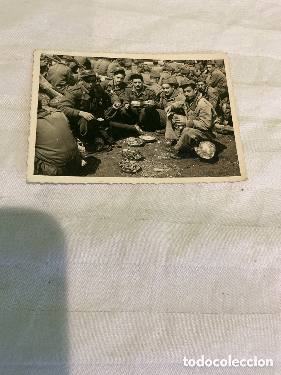 Fotograf&iacute;a antigua: Antigua fotograf&iacute;a militar soldados comiendo en campa&ntilde;a &ndash; Fot&oacute;grafo Espona, Ribas de Freser
