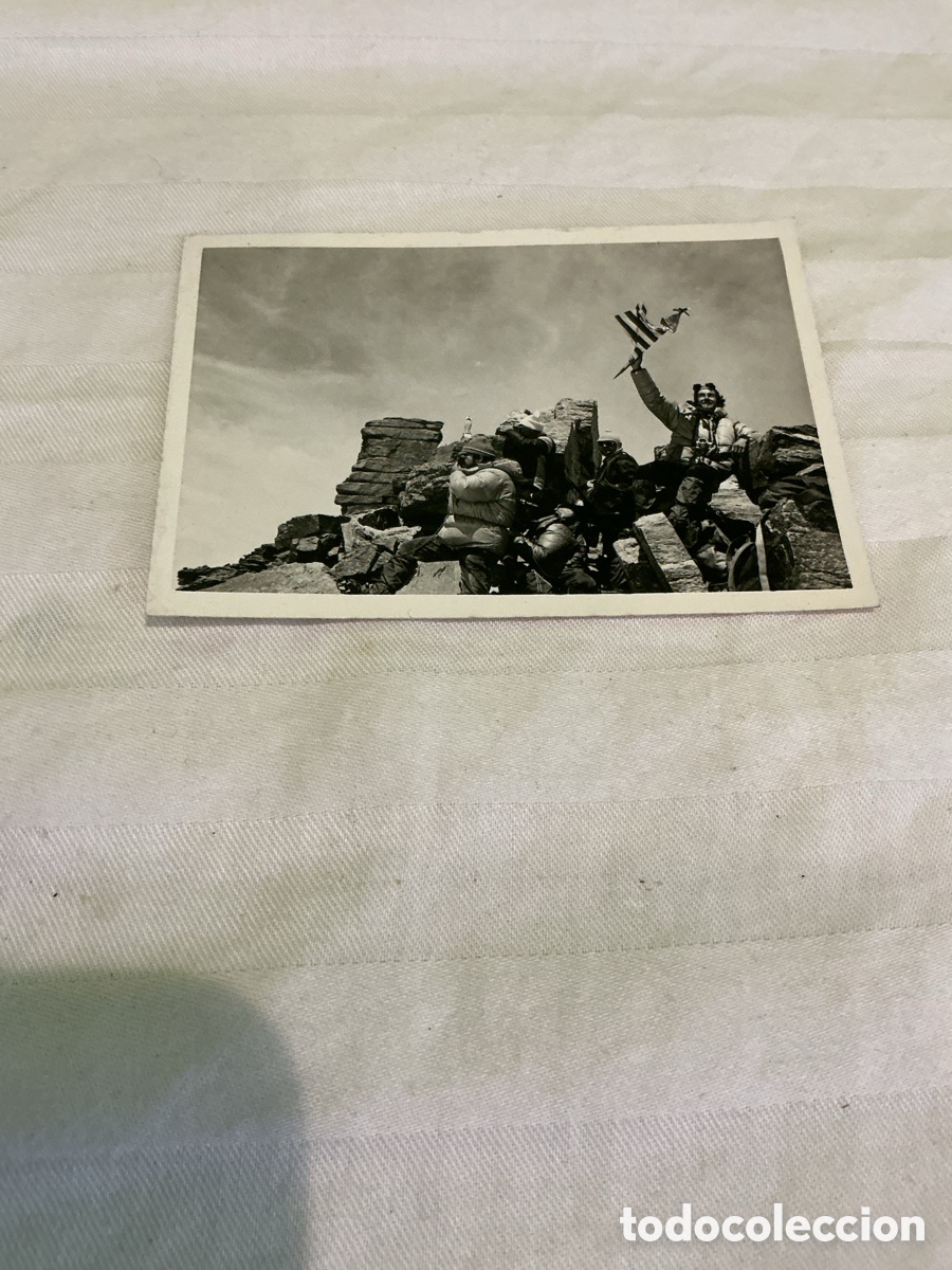 Fotograf&iacute;a antigua: Antigua fotograf&iacute;a de monta&ntilde;eros en la cima con bandera catalana &ndash; Excursionismo