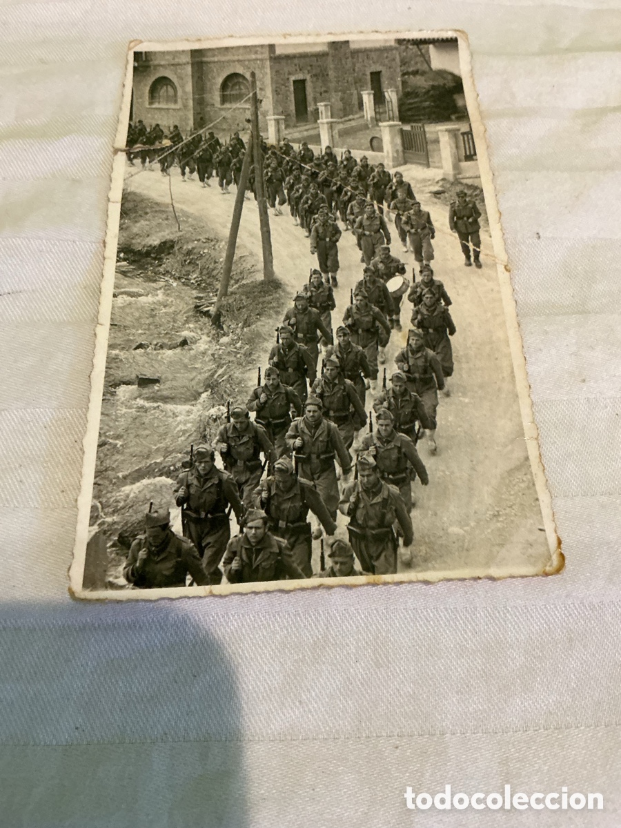 Fotograf&iacute;a antigua: Antigua fotograf&iacute;a militar de soldados espa&ntilde;oles en formaci&oacute;n y marcha &ndash; Ej&eacute;rcito espa&ntilde;ol
