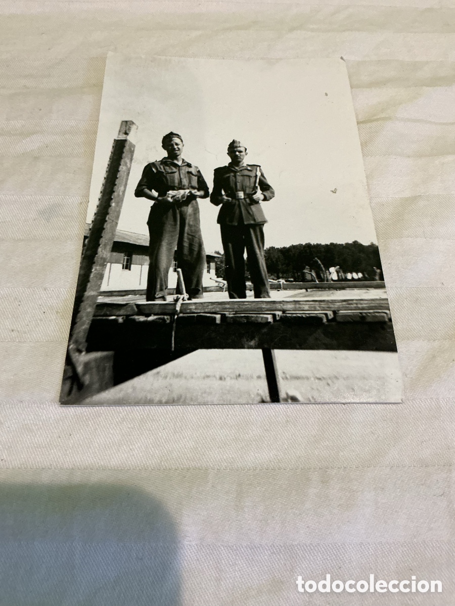 Fotograf&iacute;a antigua: Antigua fotograf&iacute;a militar de dos soldados uniformados en instalaciones militares