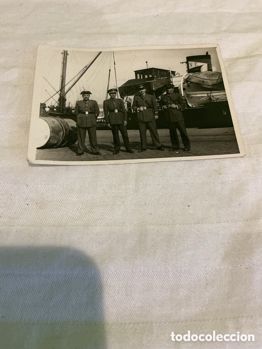 Fotograf&iacute;a antigua: Antigua fotograf&iacute;a militar de cuatro oficiales uniformados en puerto mar&iacute;timo con barcos