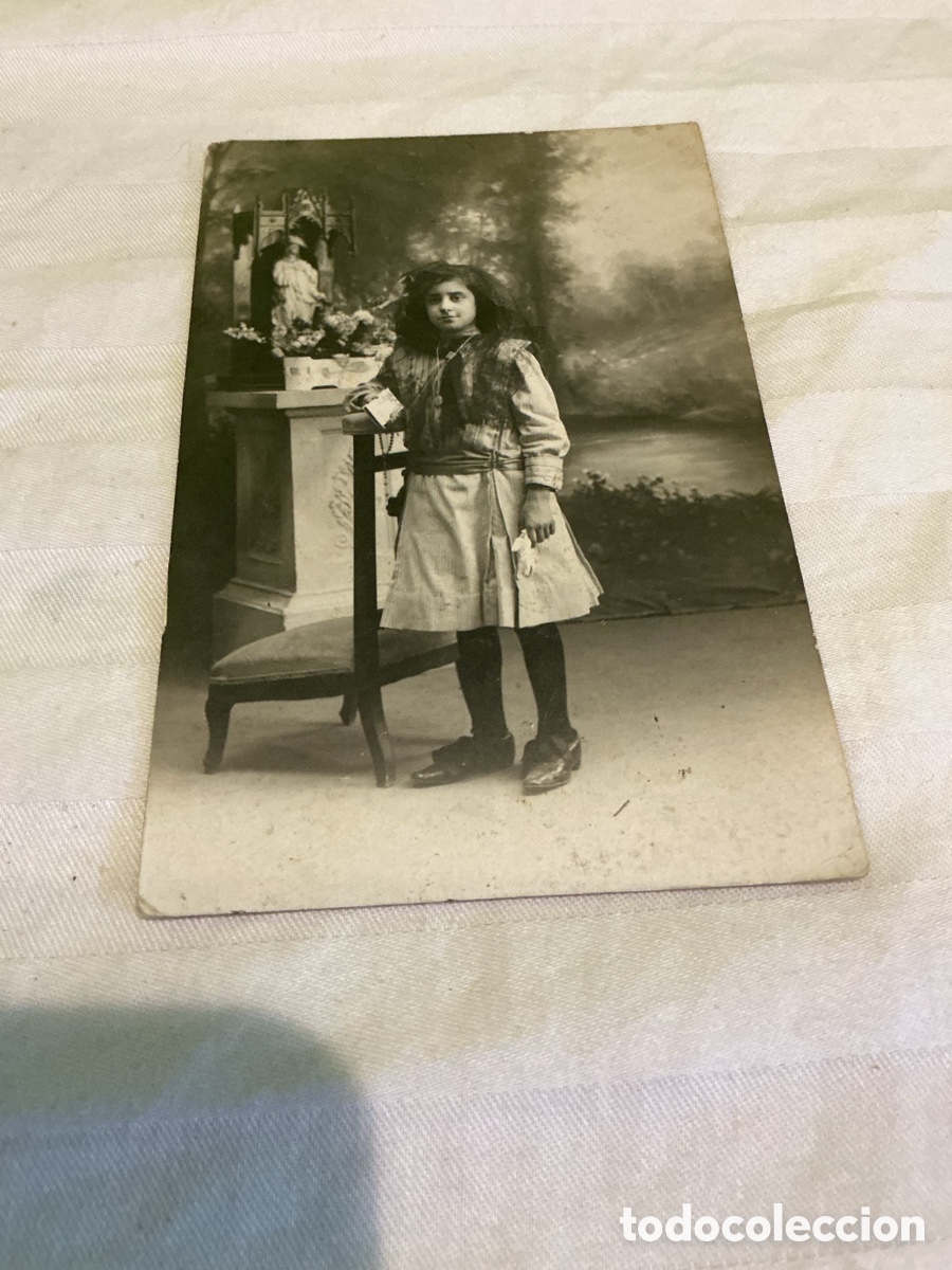 Fotograf&iacute;a antigua: Antigua postal fotogr&aacute;fica ni&ntilde;a junto a altar religioso &ndash; Fot&oacute;grafo Alonso Barcelona
