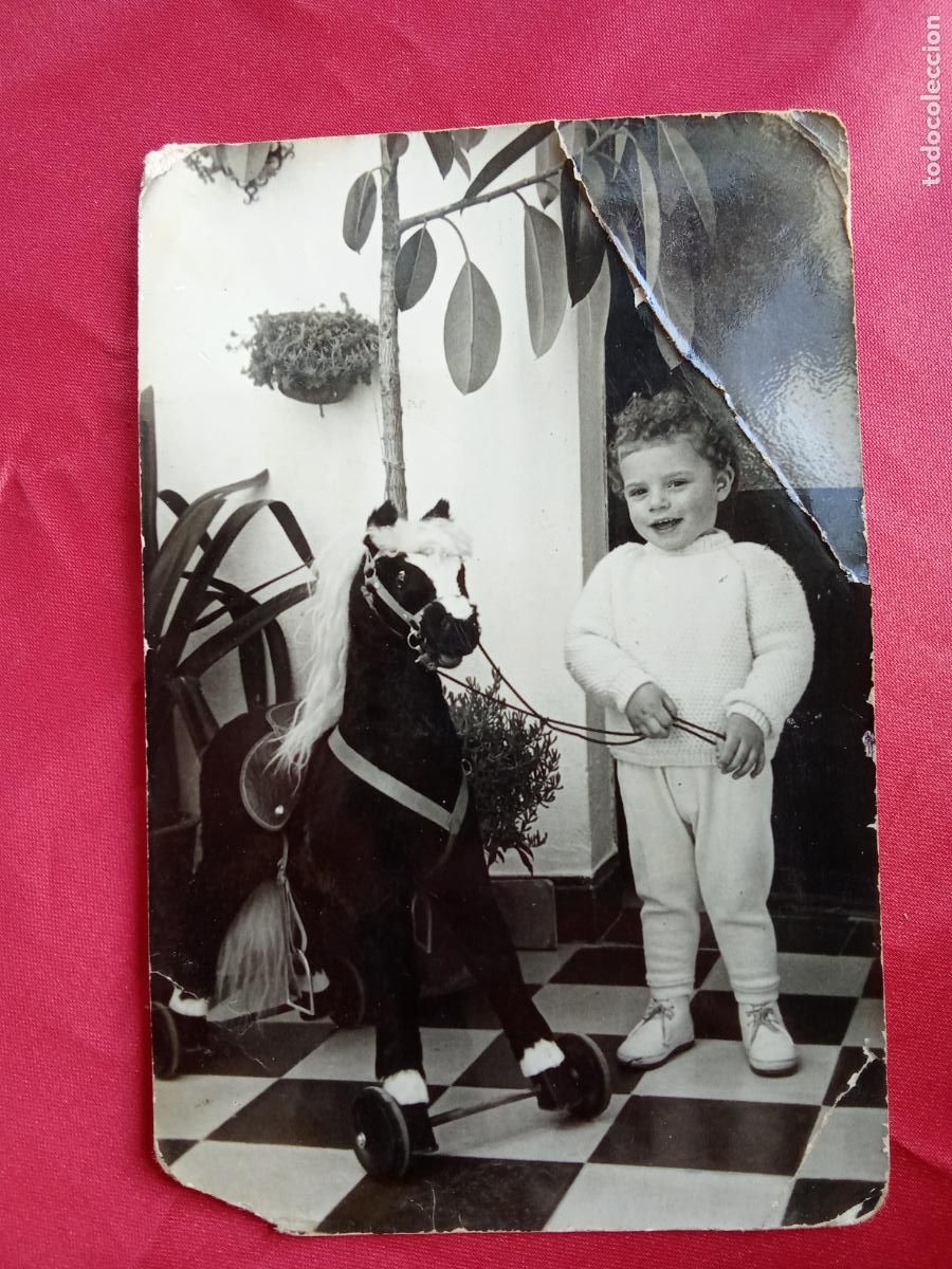 Fotograf&iacute;a antigua: Foto de ni&ntilde;o con caballo de juguete a&ntilde;os 50. Papel.2-116