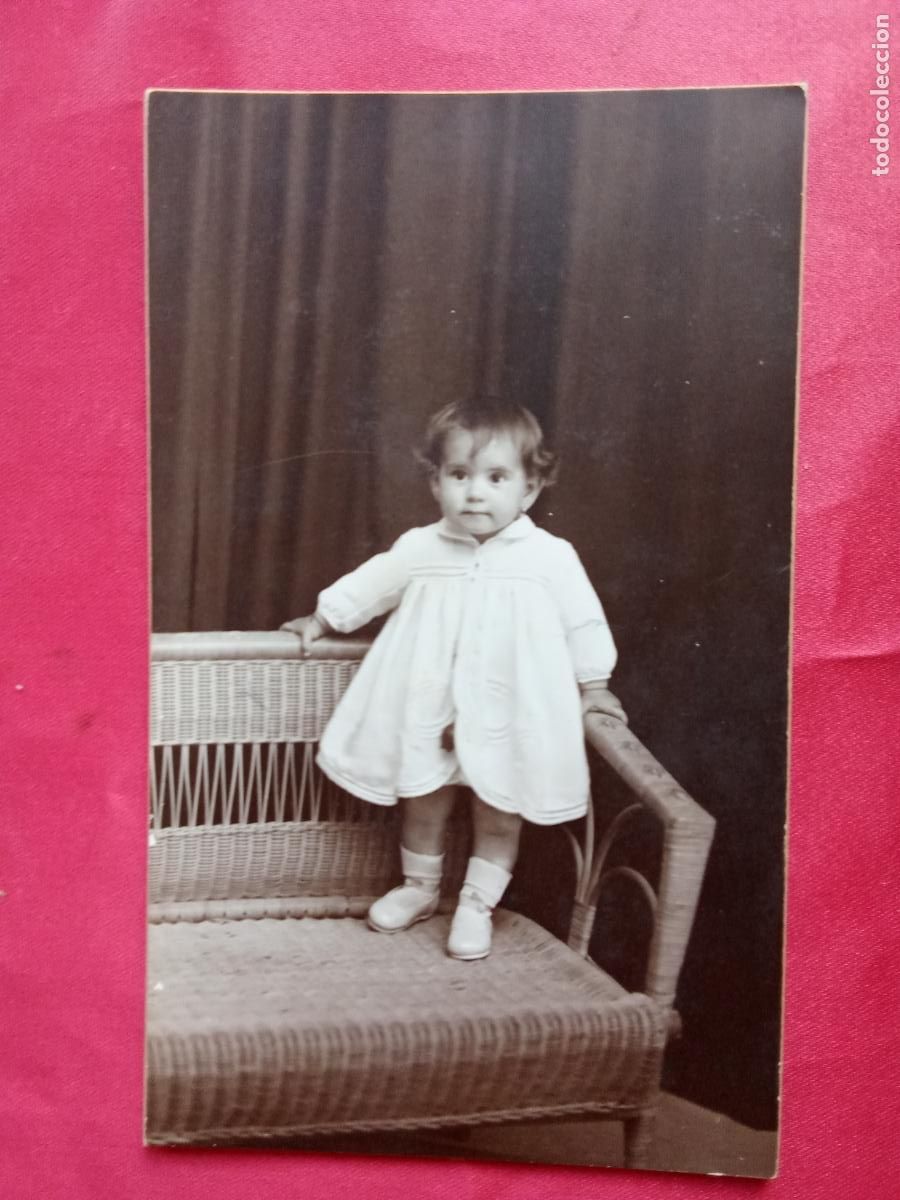 Fotograf&iacute;a antigua: Fotografia de ni&ntilde;a en un sof&aacute;. Burriana, Castell&oacute;n 1936 P.2-129
