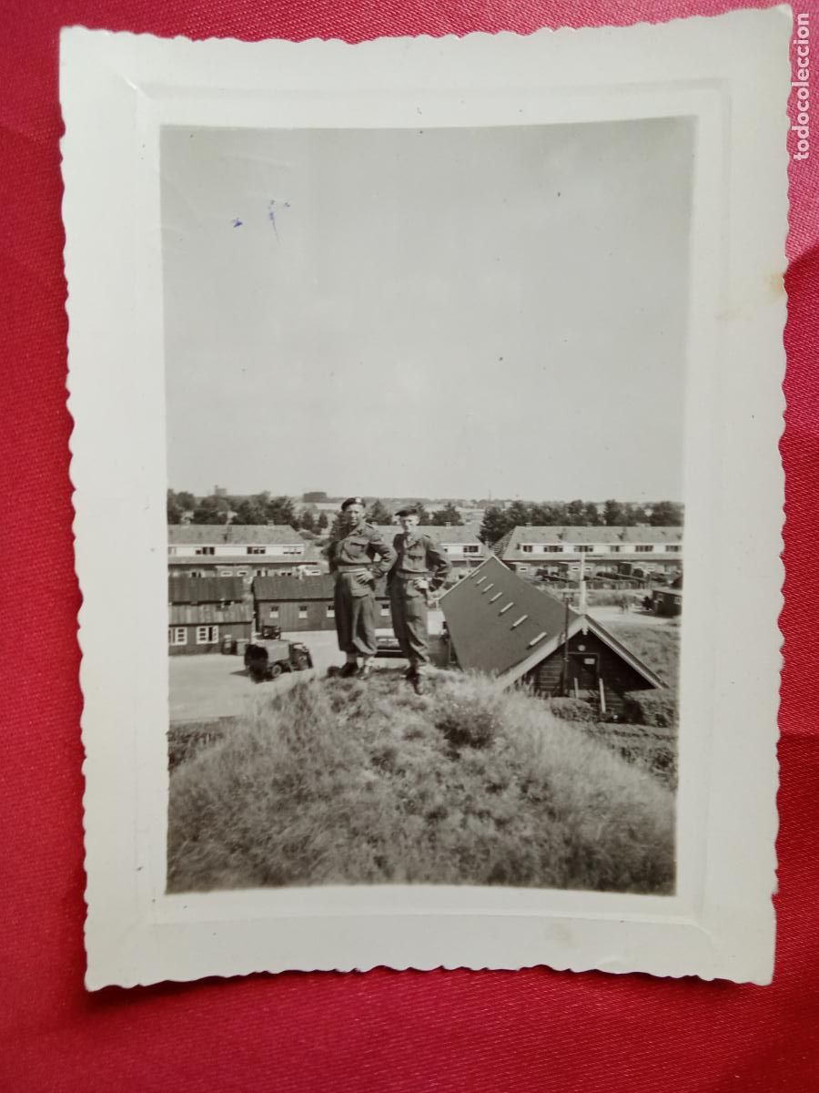 Fotograf&iacute;a antigua: Dos militares monticulo de la base militar &iquest;B&eacute;lgica? F-6 P.2-164