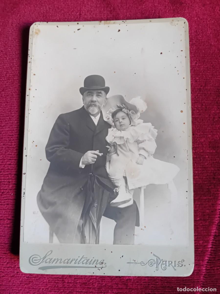 Fotograf&iacute;a antigua: Busto de hombre con bomb&iacute;n y su hija, Samaritaine Par&iacute;s