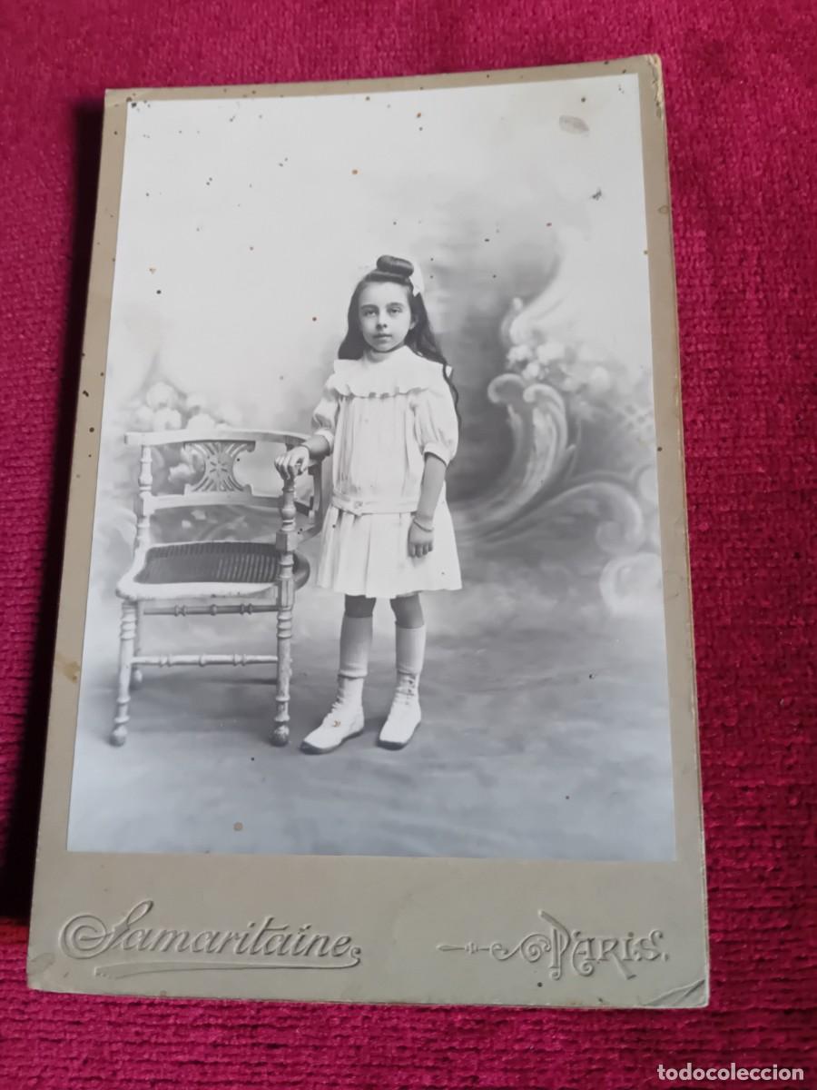 Fotograf&iacute;a antigua: Ni&ntilde;a al lado de una silla, Samaritaine Par&iacute;s