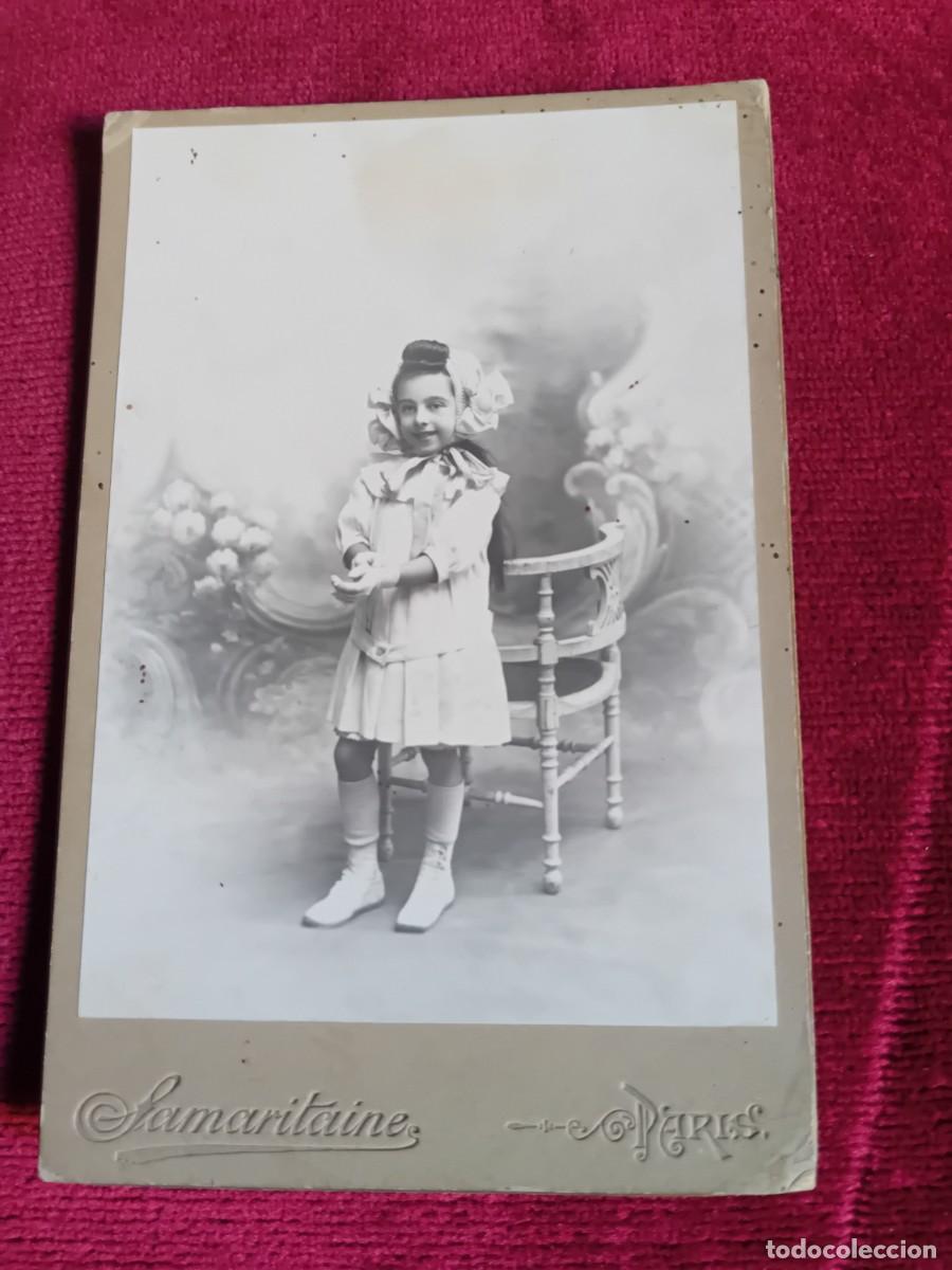 Fotograf&iacute;a antigua: Ni&ntilde;a de frente de una silla, Samaritaine Par&iacute;s