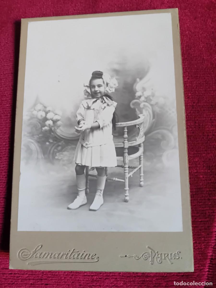 Fotograf&iacute;a antigua: Ni&ntilde;a de frente de una silla, Samaritaine Par&iacute;s