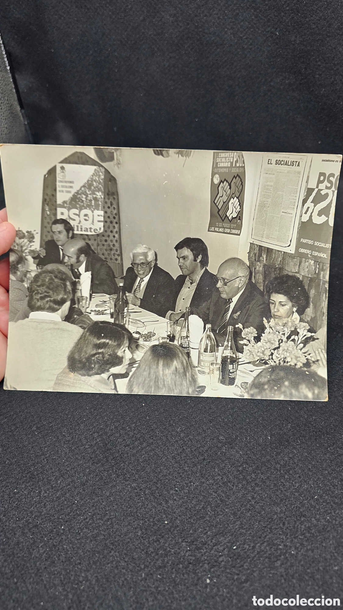 Fotograf&iacute;a antigua: Antigua foto donde sale Felipe Gonz&aacute;lez en viaje a Canarias 1977