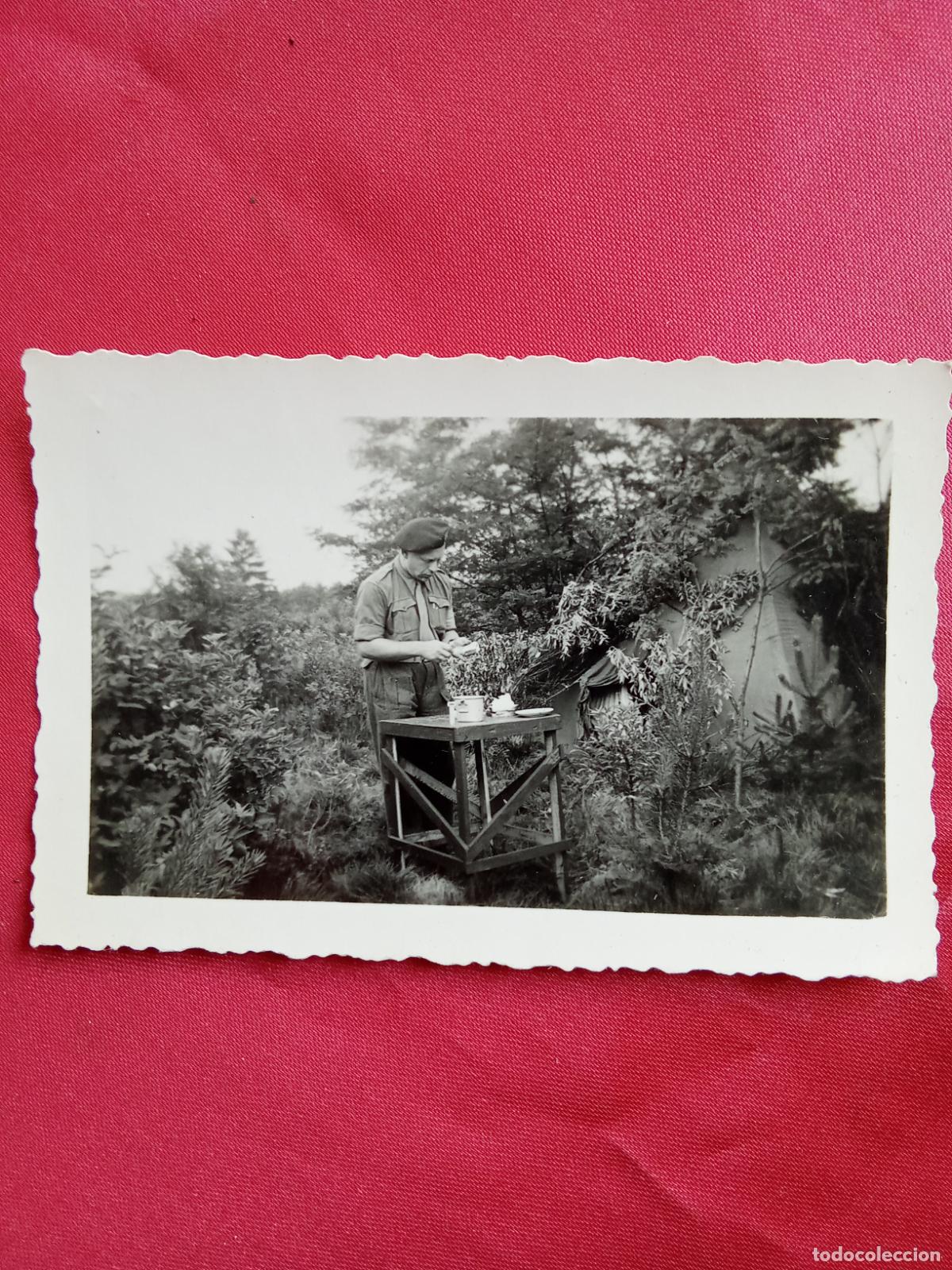 Fotograf&iacute;a antigua: Fotgraf&iacute;a soldado comiendo en el campo a&ntilde;os 40 P.1349