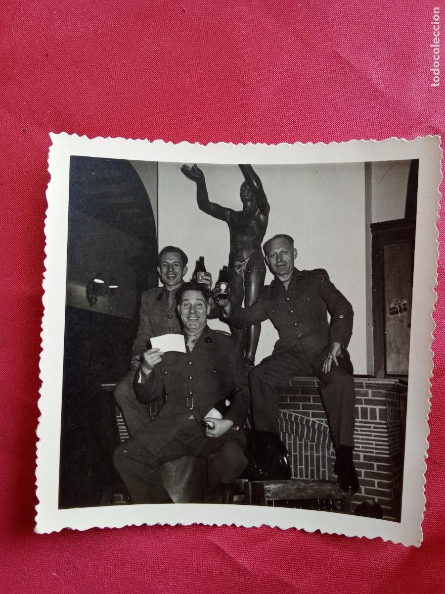 Fotograf&iacute;a antigua: Fotograf&iacute;a Soldado celebrando, B&eacute;lgica a&ntilde;os 40 P.1358