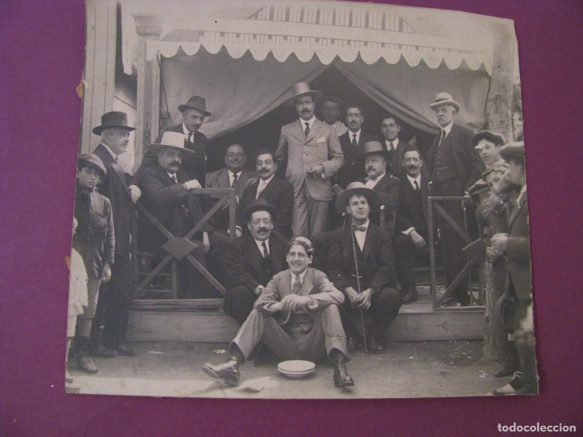Fotograf&iacute;a antigua: ANTIGUA FOTO GRUPO DE HOMBRES EN CASETA DE FERIA CON SOMBREROS DE &Eacute;POCA. A&Ntilde;OS 1915-20. 13,5X12 CM