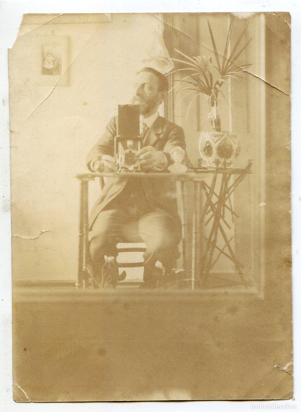Fotograf&iacute;a antigua: Fot&oacute;grafo amateur haci&eacute;ndose un autoretrato frente a un espejo, circa 1900