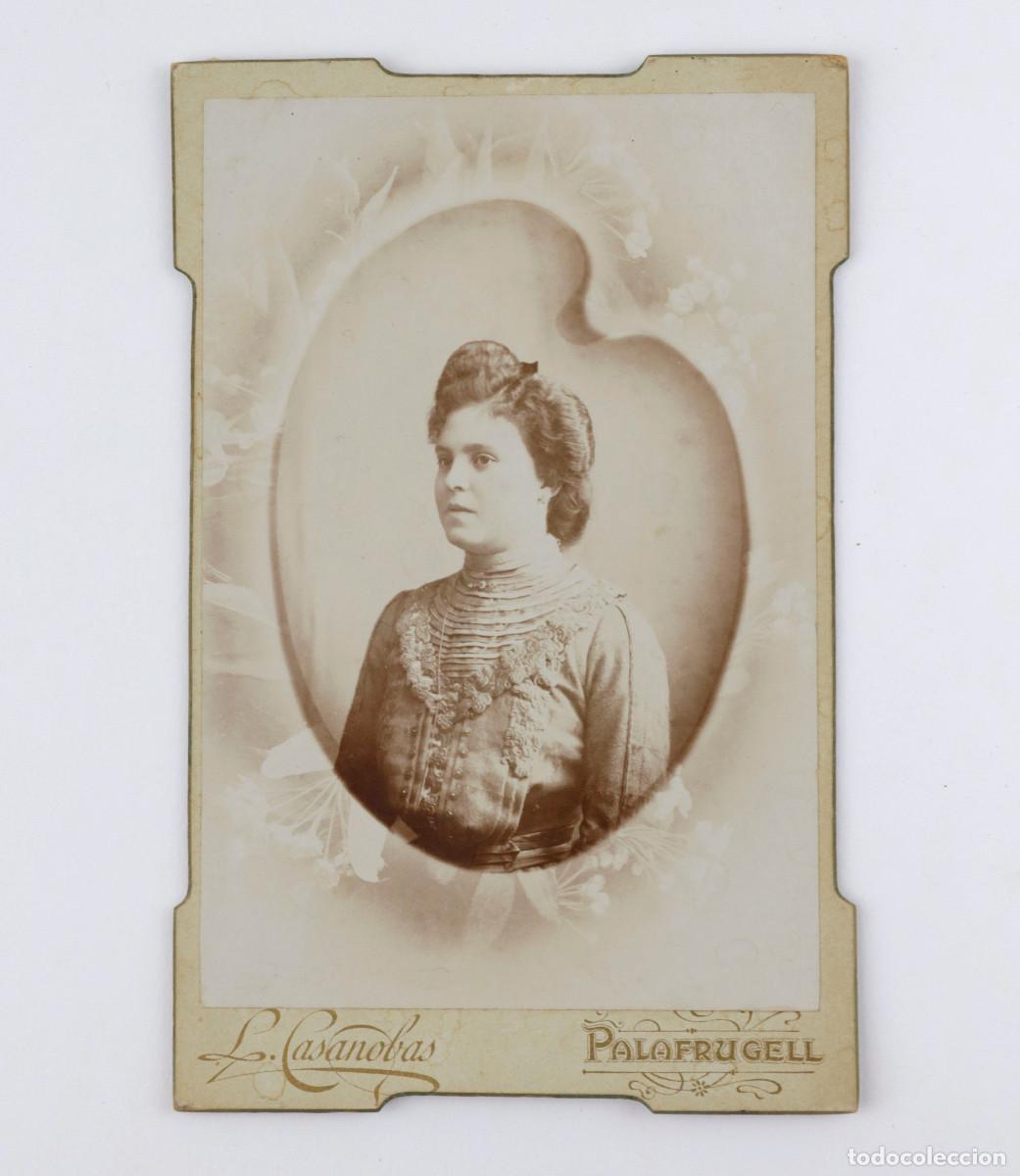 Fotograf&iacute;a antigua: Dama por identificar. Foto: Casanobas, Palafrugell. 16,5x11cm.