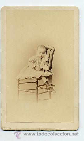 Fotograf&iacute;a antigua: FOTO LARAUZA-BARCELONA CDV NI&Ntilde;A CON MU&Ntilde;ECA