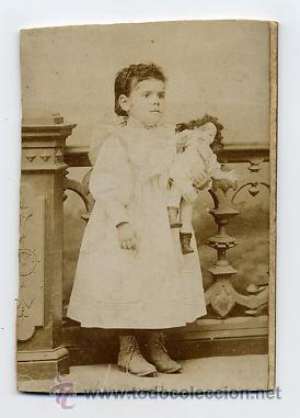 Fotograf&iacute;a antigua: FOTO MANETES -BARCELONA NI&Ntilde;A CON MU&Ntilde;ECA FOTO RECORTADA DE UNA MAYOR