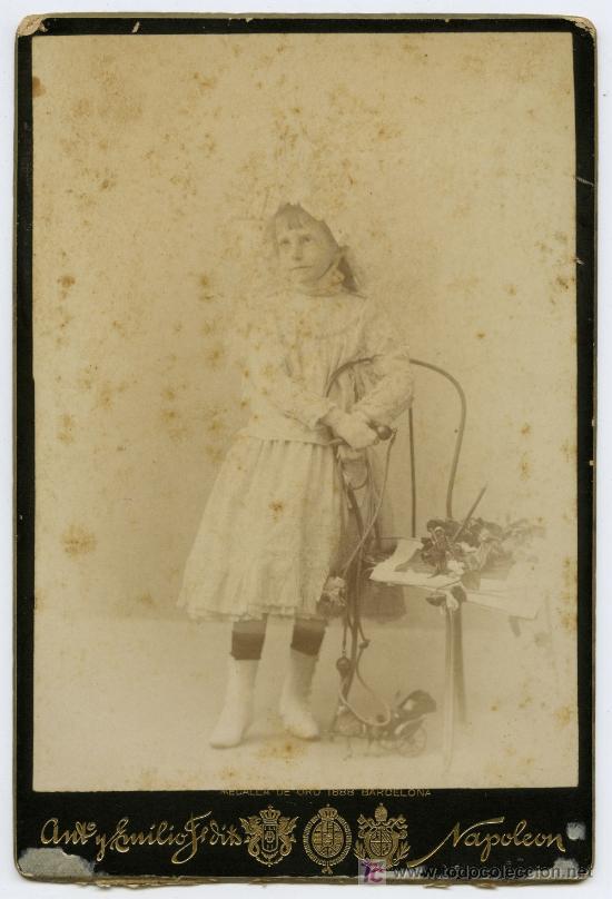 Fotografia antiga: NI&Ntilde;A, JUGUETES Y SILLA CON FLORES. Cabinet. F: NAPOLEON. BCN