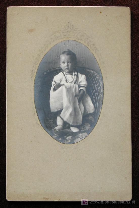 Fotografia antica: Ni&ntilde;a con collar de perlas. Preciosa foto oval. Sobre 1900. Sin autor&iacute;a.