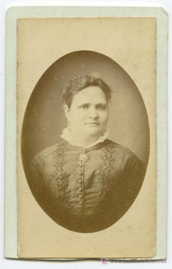 Fotografia antiga: JOVEN DAMA. Elegante se&ntilde;oa, bonito vestido, peinado y broche. F: Napoleon. BCN. Circa 1865