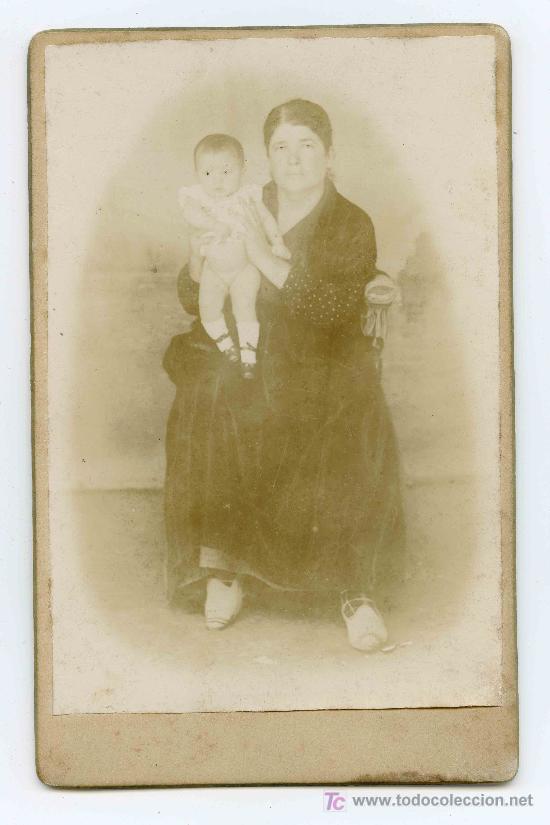 Fotografia antica: MADRE &Eacute; HIJA. Curiosa foto de maternidad. Circa 1870. Sin autor&iacute;a.