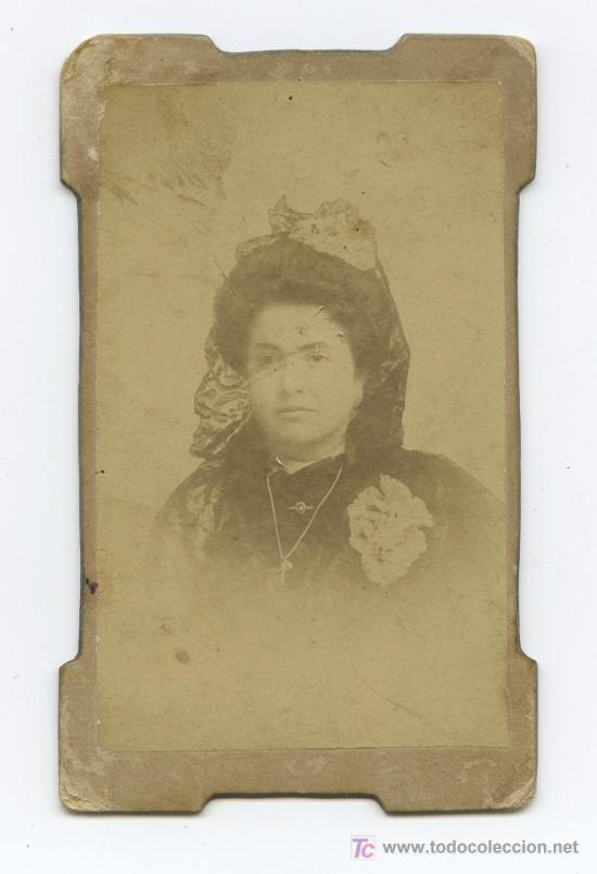 Photographie ancienne: JOVEN. Bonita foto de joven con mantilla y toque floral. Autor&iacute;a no reconocible. Circa 1885