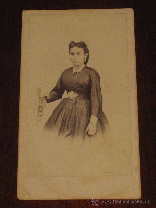 Fotografia antica: ANTIGUA FOTOGRAFIA ALBUMINA DE MUJER - EN FORMATO DE CARTA DE VISITA O DE GABINETE - SIN MARCAS DEL