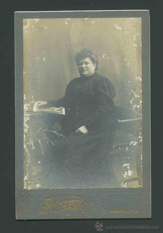 Fotografia antica: Modernismo. Se&ntilde;ora con vestido negro de rayas leyendo. Francisco Amer. BCN. Sobre 1910