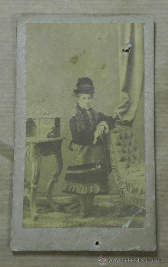 Photographie ancienne: ANTGIUA FOTOGRAFIA ALBUMINA DE MUJER, CDV, MIDE 10,5 X 6,2 CMS, TIENE LIGEROS DESPERFECTOS.