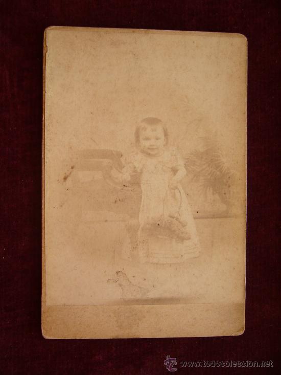 Fotografia antiga: Fotograf&iacute;a Antigua. Carte de Visite. Ni&ntilde;a peque&ntilde;a con cesto de flores. Jeanne Allain. A&ntilde;o 1898.