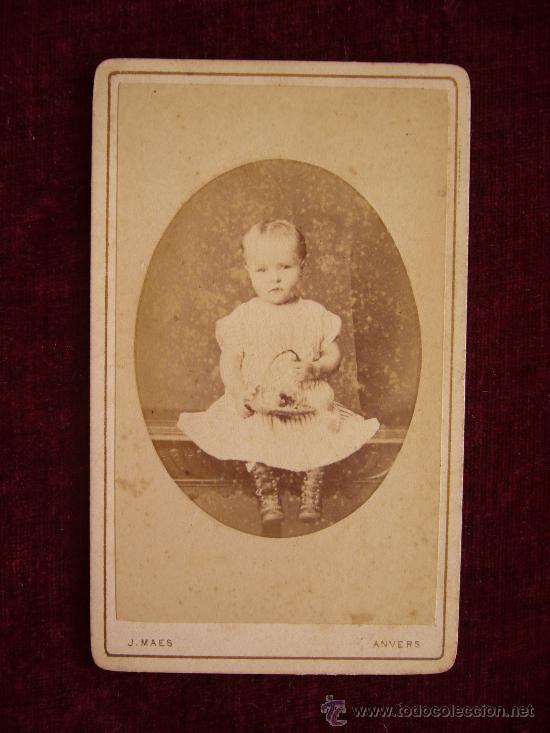 Fotograf&iacute;a antigua: Fotograf&iacute;a Antigua. Carte de Visite. Ni&ntilde;a peque&ntilde;a con cesta. Fot. J. Maes. Anvers.