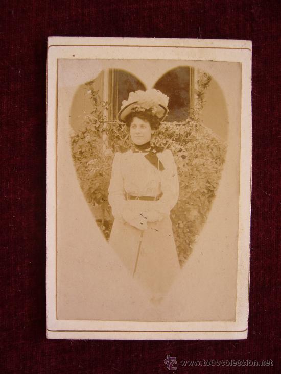Fotograf&iacute;a antigua: Fotograf&iacute;a Antigua. Carte de Visite. Retrato de Mujer con coraz&oacute;n.