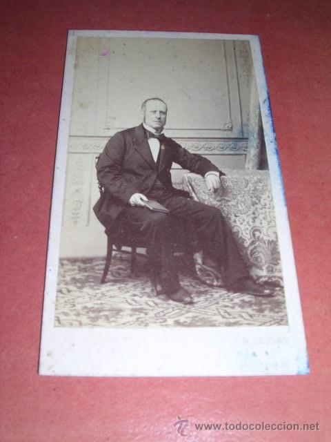 Photographie ancienne: CARTE DE VISITE -   RETRATO DE UN PERSONAJE FOTOGR M.DE HEBERT GALERIA DE CRISTALES 10,5X6,5 CM.