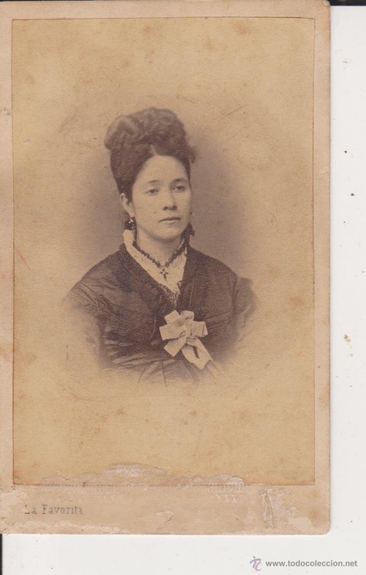 Fotografia antiga: La Favorita J F ,Libertad 31 frente la iglesia de la Trinidad-Barcelona