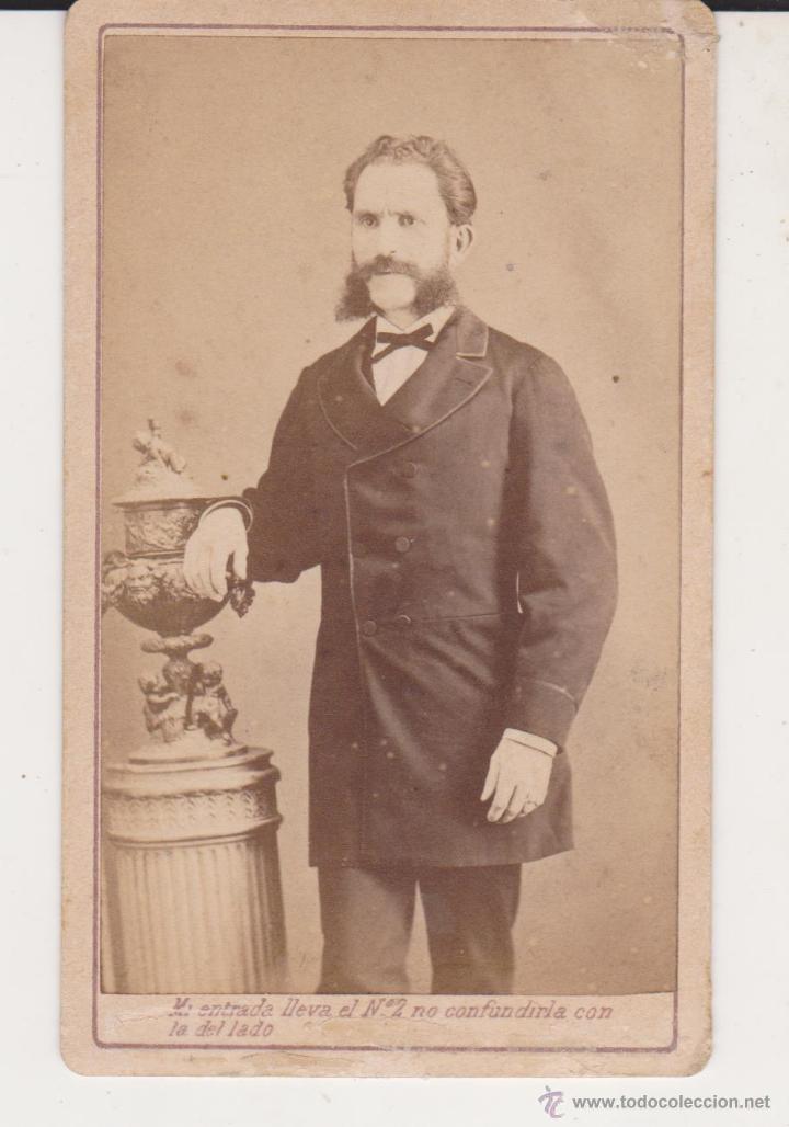 Fotograf&iacute;a antigua: Abrien Cordiglia fotografo y heliografo de S.M el Emperador Maximiliano al lado del teatro principal