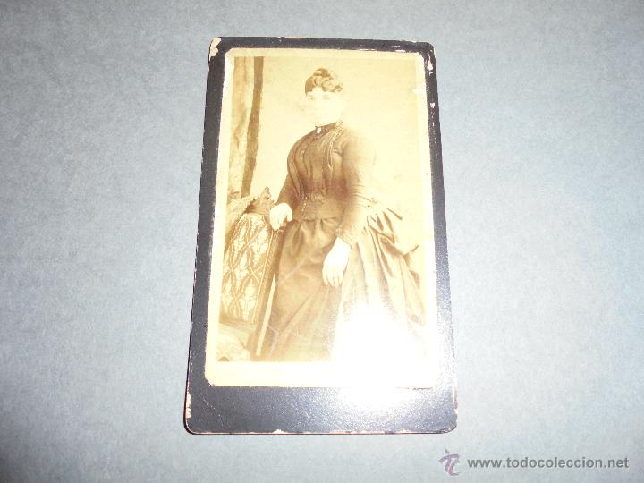 Fotografia antica: CARTE DE VISITA DE UNA SE&Ntilde;ORITA - 10,5X6,5 CM.
