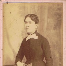 Fotografía antigua: FOTO C.DE VISITA.RETRATO DE SEÑORA CON LIBRO EN MANO.CA.1880. FOTÓGRAFO: PARTAGAS Y COSTA. BARCELONA