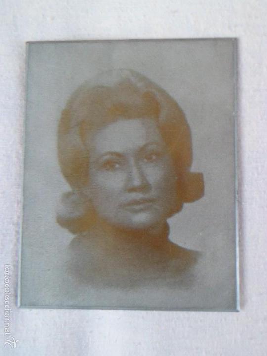 Fotograf&iacute;a antigua: FOTO DE MUJER EN PLANCHA DE METAL - RARA - A&Ntilde;OS 50/60 --- 8*10 CM